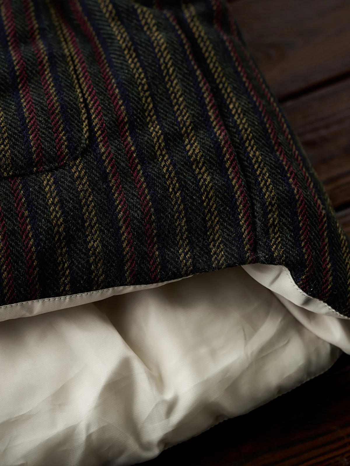 Retro-Style Brushed Stripe Jacquard Vest - Image 10