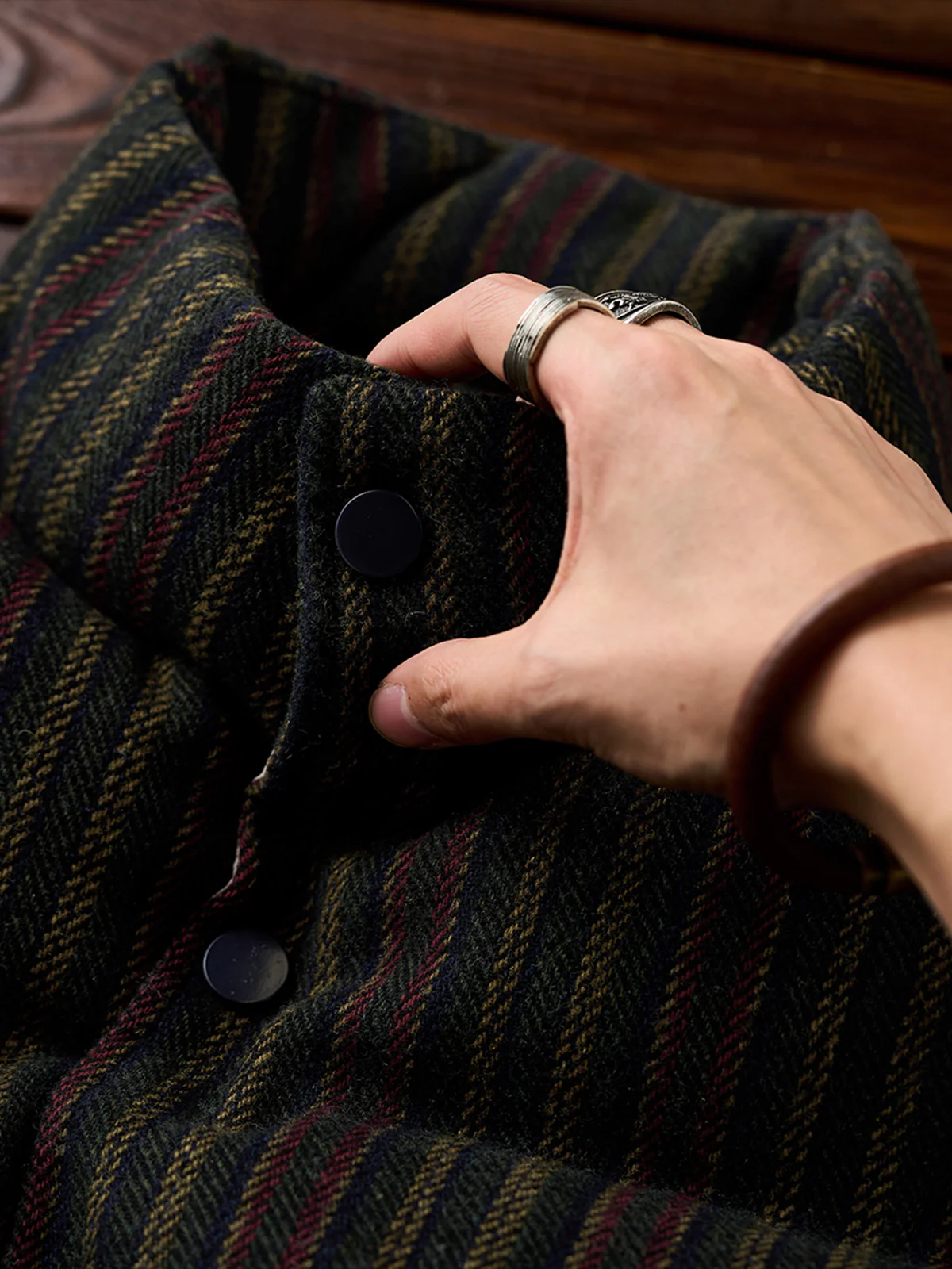 Retro-Style Brushed Stripe Jacquard Vest - Image 5