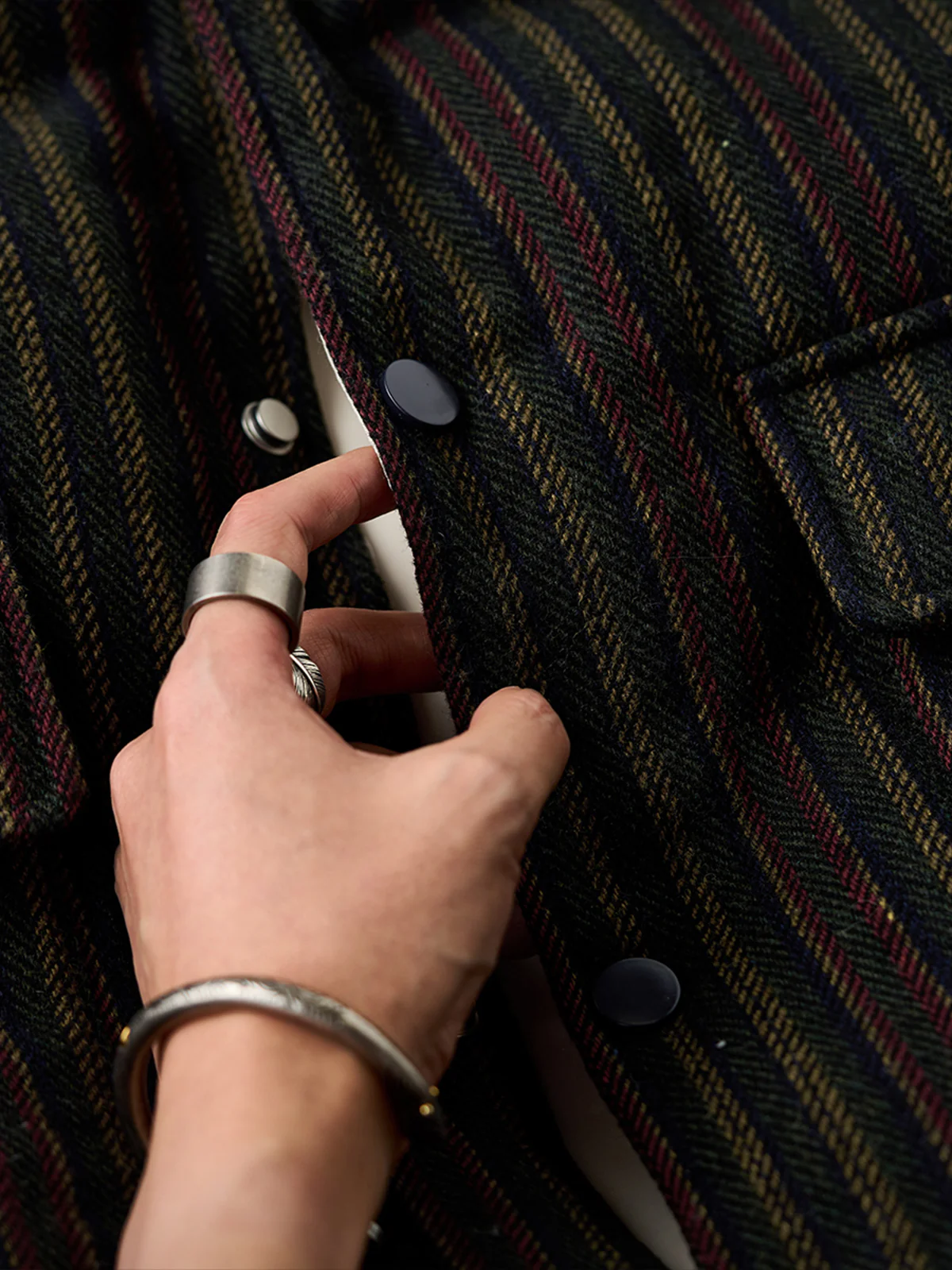 Retro-Style Brushed Stripe Jacquard Vest - Image 6