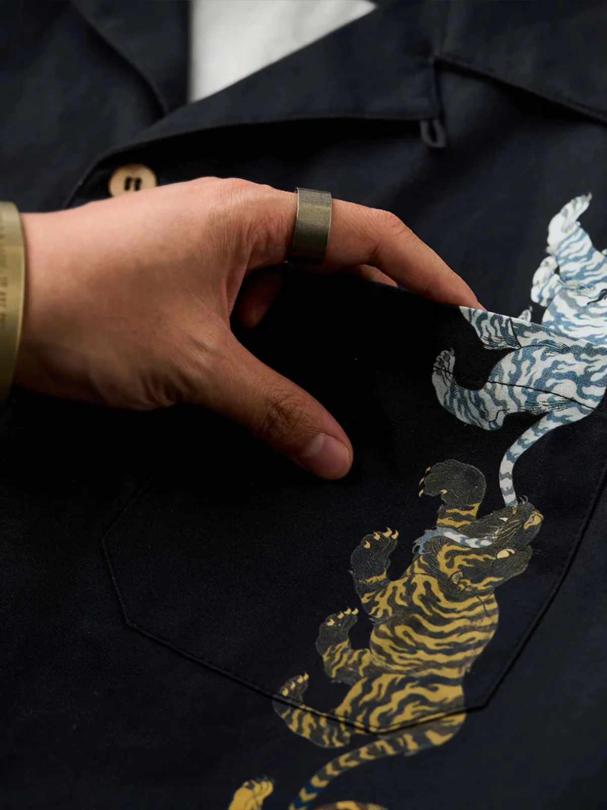 KARAKU×Ayako Ishiguro "Three Tiger Rows" Vertical Print Aloha Shirt - Image 10