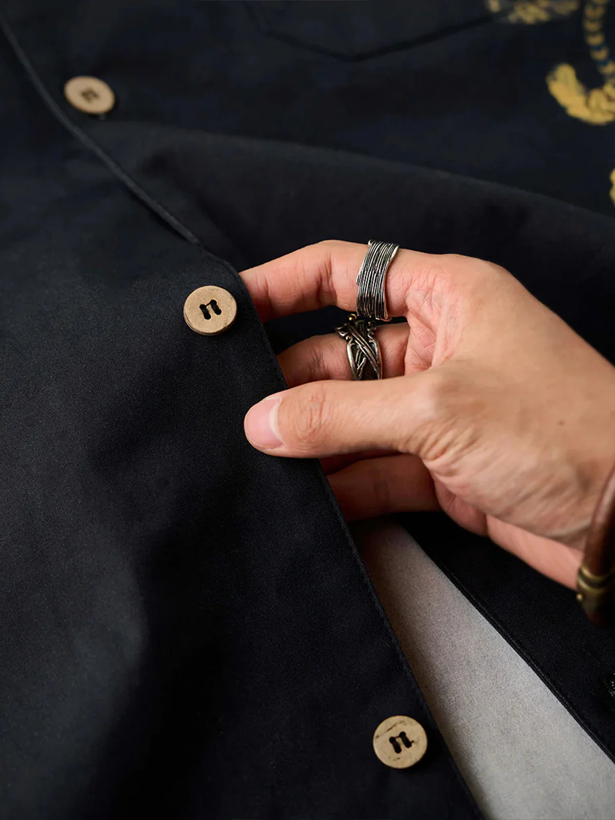 KARAKU×Ayako Ishiguro "Three Tiger Rows" Vertical Print Aloha Shirt - Image 11