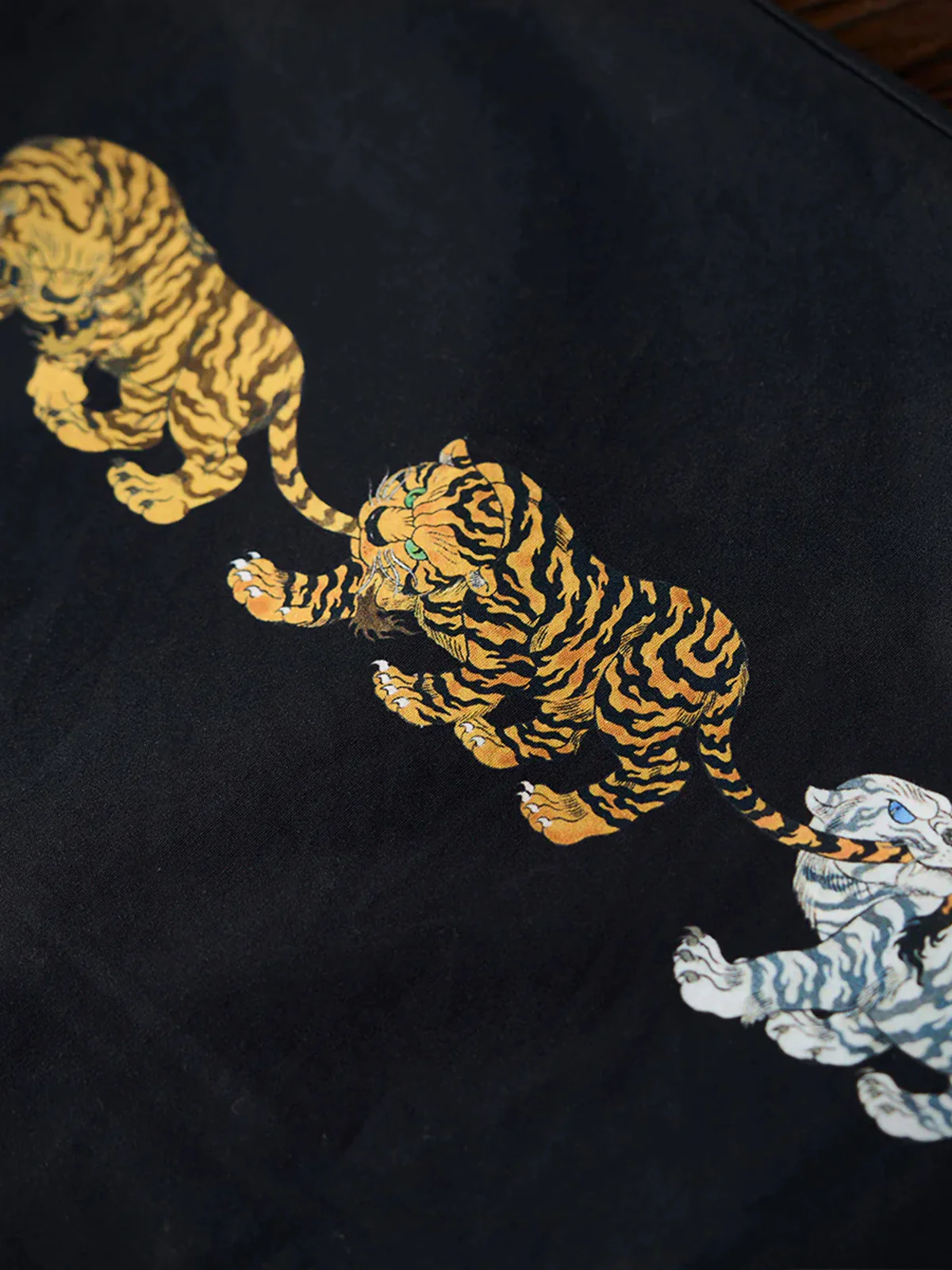 KARAKU×Ayako Ishiguro "Three Tiger Rows" Vertical Print Aloha Shirt - Image 13