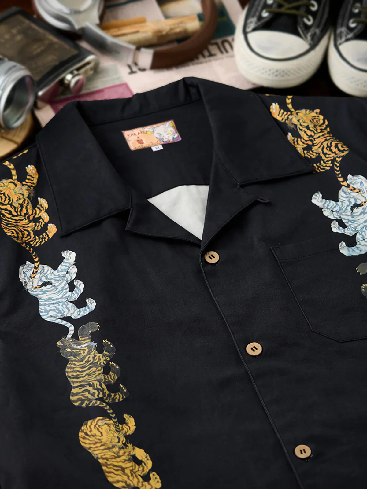 KARAKU×Ayako Ishiguro "Three Tiger Rows" Vertical Print Aloha Shirt - Image 4